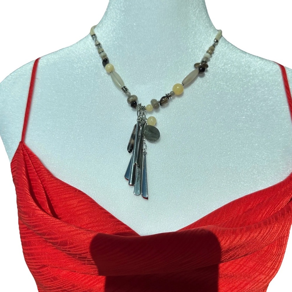White House Black Market Elegant Beaded necklace